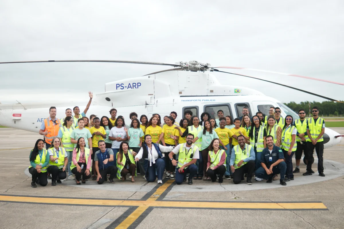 Alunos de Macaé conhecem aeroporto e voam de helicóptero pela primeira vez