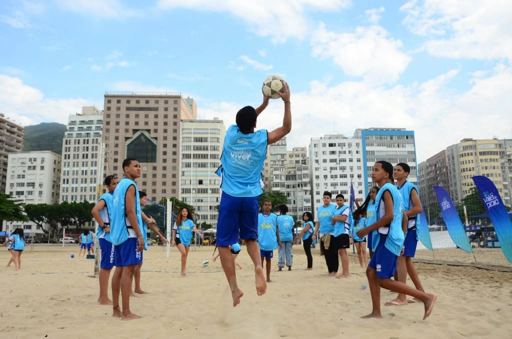 Alunos de Meriti participam de atividades esportivas na praia de Copacabana