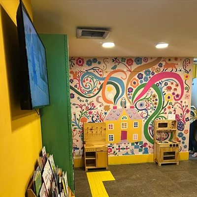 Alunos do Projeto Vinde a Mim visitam biblioteca 'A Casa Amarela' na estação Cinelândia do MetrôRio