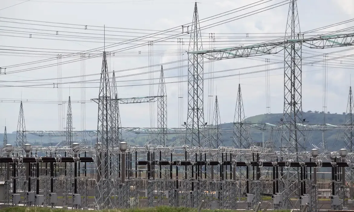 Aneel prevê três leilões de transmissão de energia em 2027