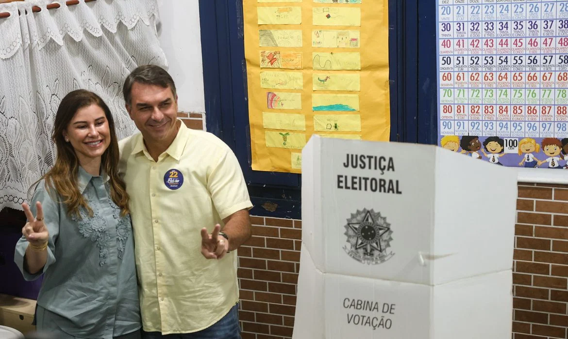 Ao votar no Rio de Janeiro, Flávio diz que representa a mudança