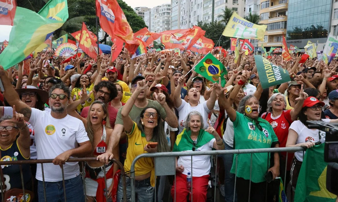 Ato em apoio à democracia e a Lula reúne milhares em Copacabana