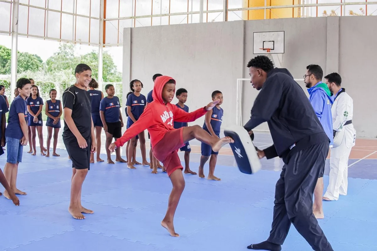 Campeão mundial de taekwondo, Henrique Marques visita alunos de escola municipal em Itaboraí