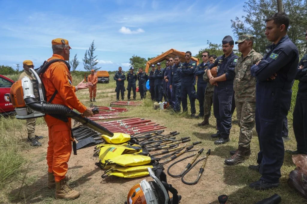CBMERJ capacita militares da Marinha para combate a incêndios florestais em São Pedro da Aldeia