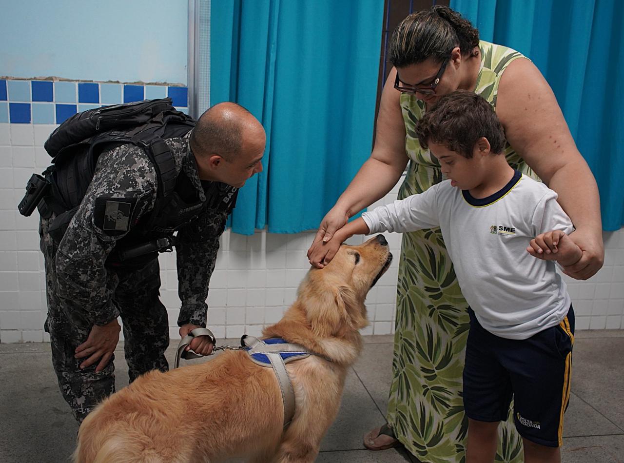 Volta Redonda inicia projeto inédito de cinoterapia educacional para alunos com autismo da Escola Municipal Especializada Dayse Mansur