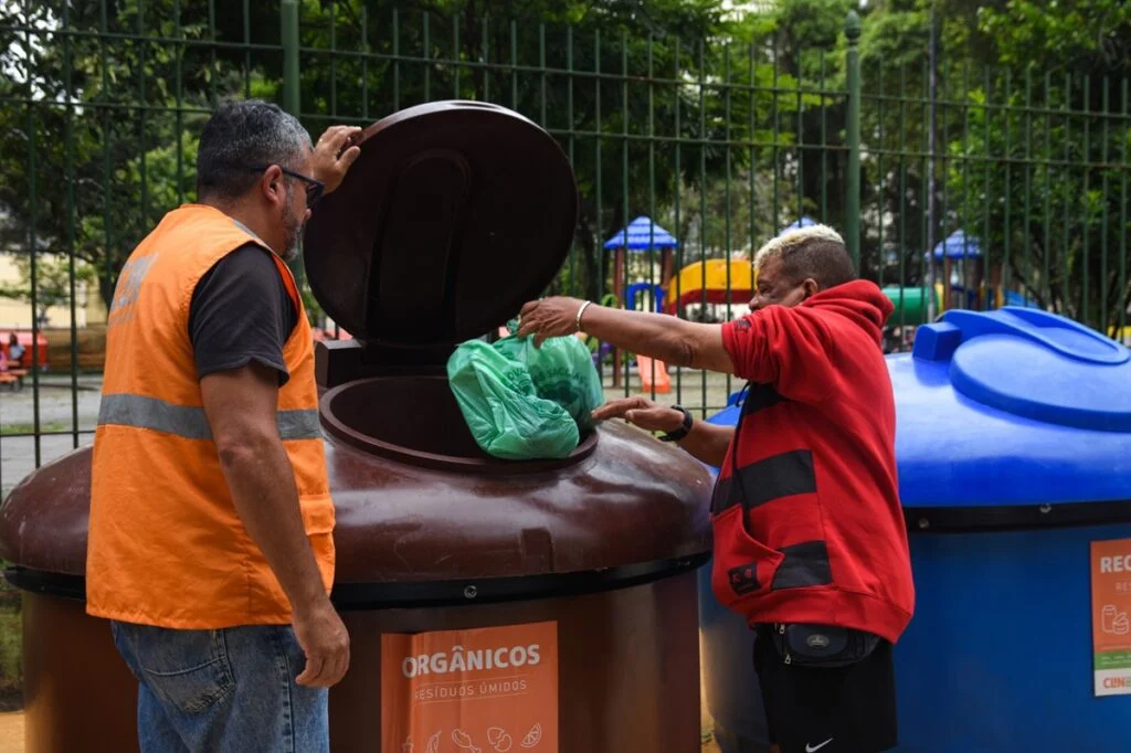 Clin intensifica coleta seletiva com instalação de novos moloks no Centro de Niterói