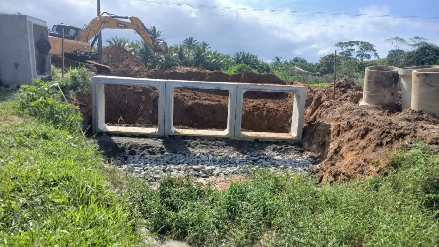 Construção de pontilhão toma forma na comunidade Sobara, em Araruama