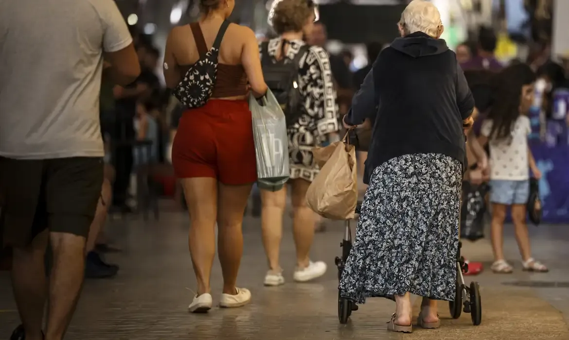 Corte amplo de gastos públicos afetaria área social, dizem economistas