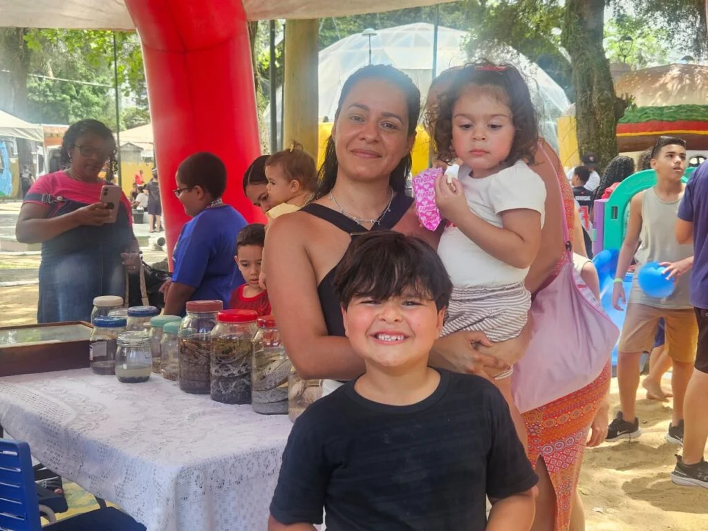 Crianças se divertem com mascotes do CCZ e conhecem animais empalhados durante Outubro Encantado