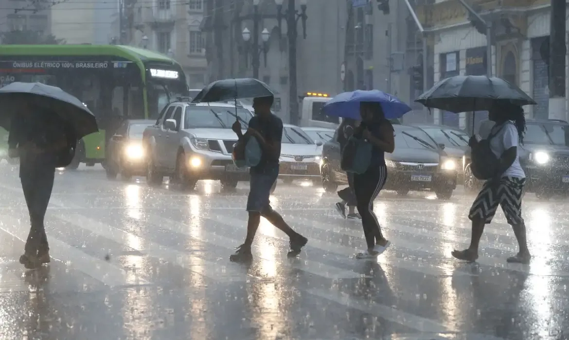 Defesa Civil alerta para chuvas fortes no estado de São Paulo