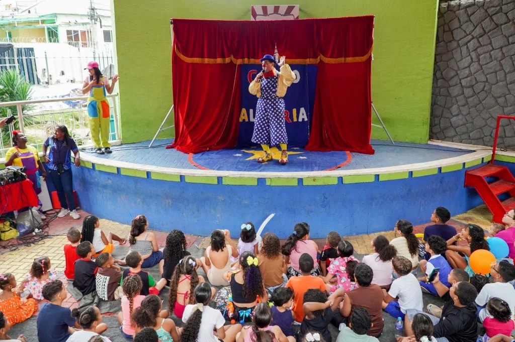 Dia das Crianças com muita brincadeira na praça do Zé Garoto