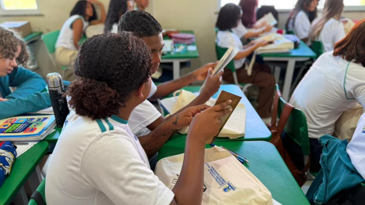 Dia Nacional do Livro: Projeto Escola que Lê beneficia quase 20 mil estudantes da rede municipal de Saquarema