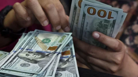 Dólar fecha a R$ 5,44 e registra maior alta semanal desde 2008