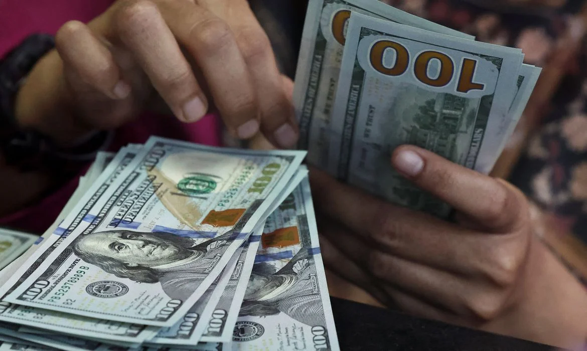 Dólar fecha a R$ 5,44 e registra maior alta semanal desde 2008