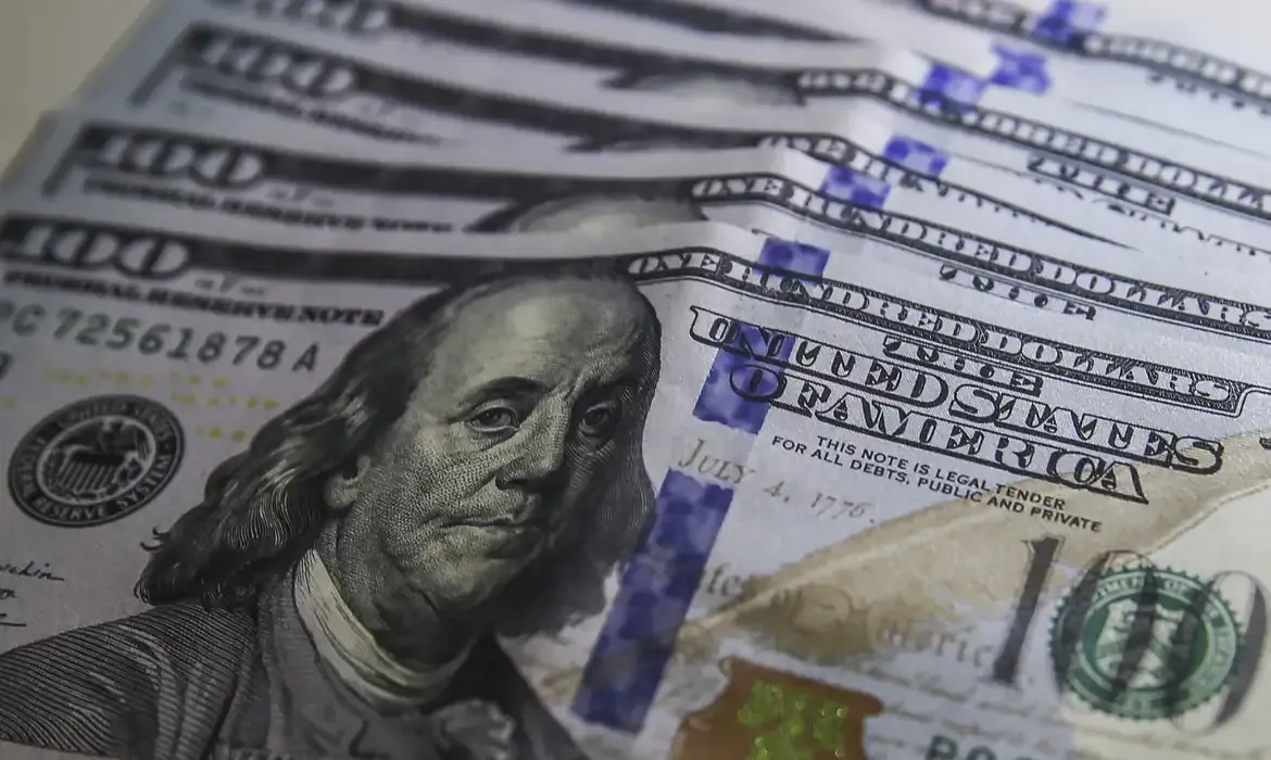 Dólar sobe 0,76% e fecha a R$ 5,39 em dia de cautela
