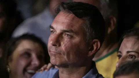 Em sabatina, Flávio não explica propostas e faz acusações sem provas