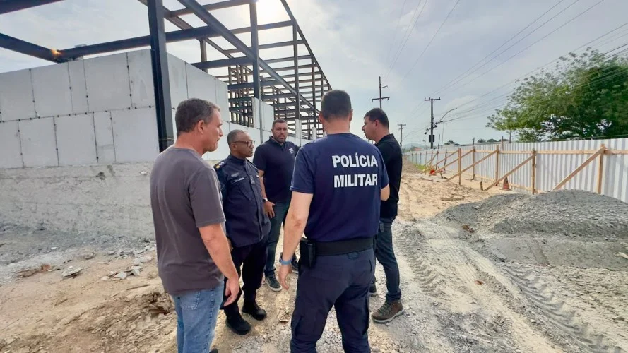Equipe de obras de Araruama faz vistoria na construção da sede definitiva do 42º BPM