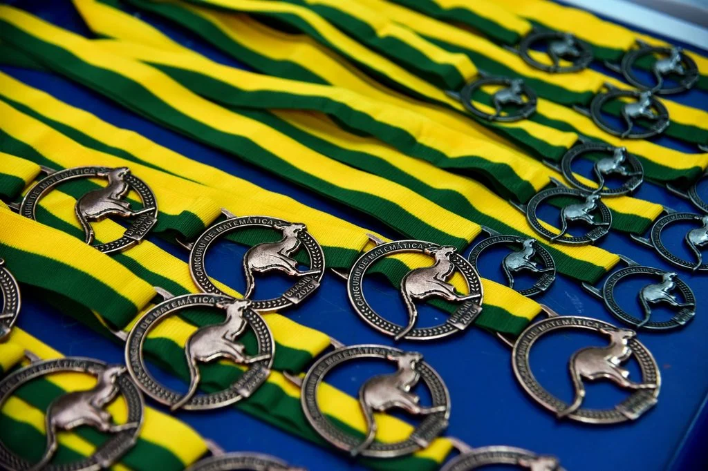 Estudantes da Escola Estadual de Ensino Fundamental Henrique Lage celebram conquistas em olimpíadas do conhecimento