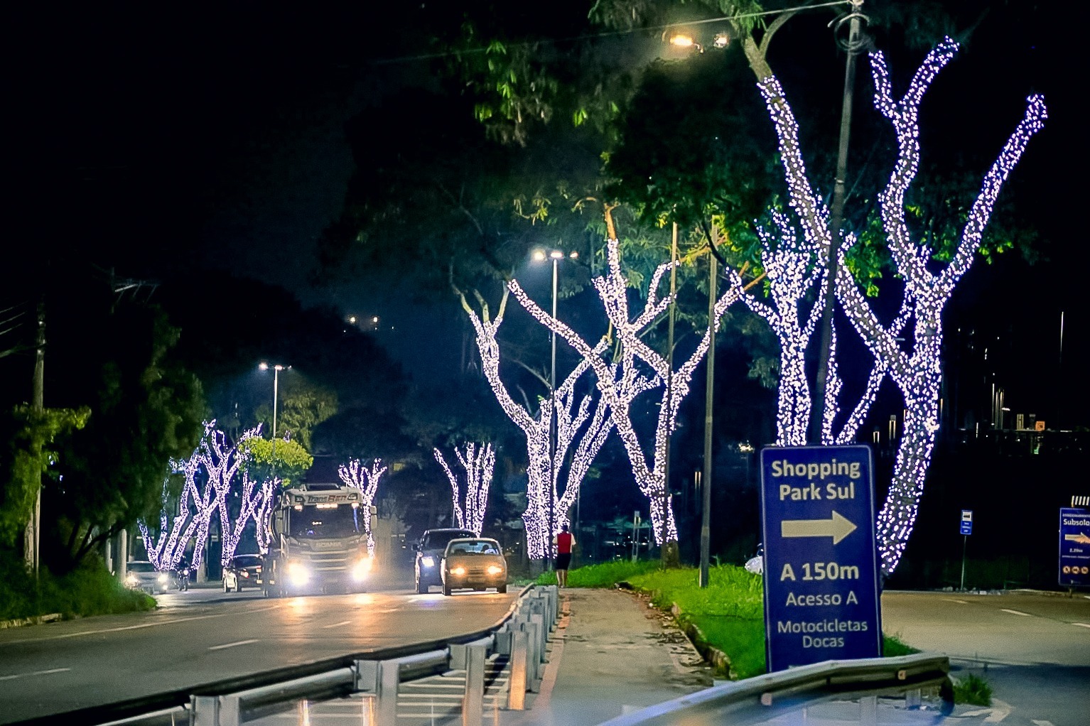 Clima natalino começa a tomar conta de Volta Redonda com instalação de iluminação especial