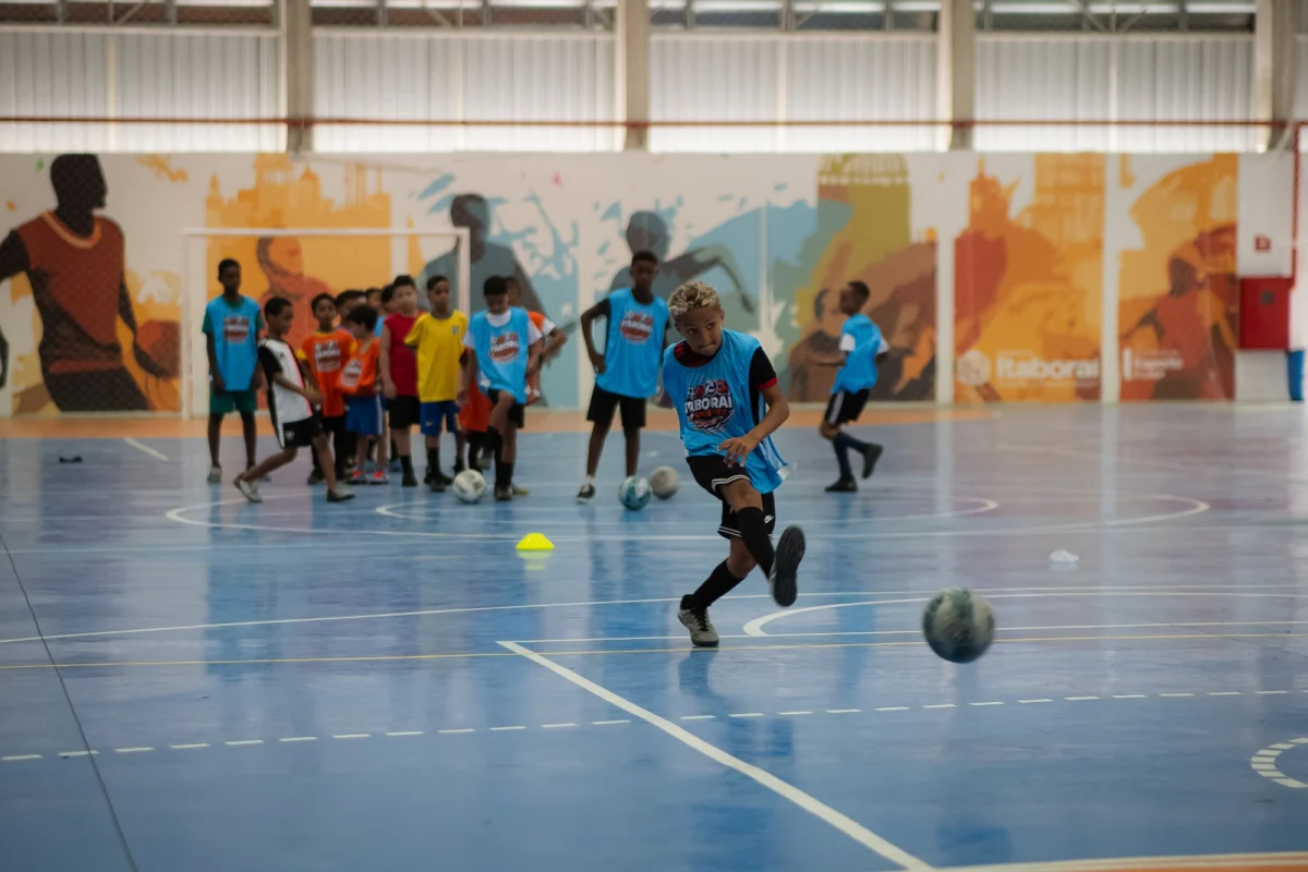Itaboraí oferece aulas gratuitas de futsal para crianças no Ginásio Esportivo