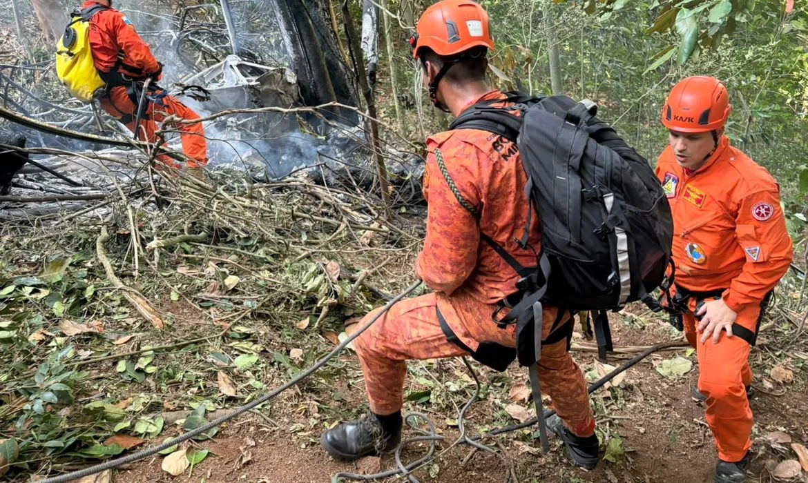 Justiça bloqueia bens de empresa por queda de helicóptero, no Rio
