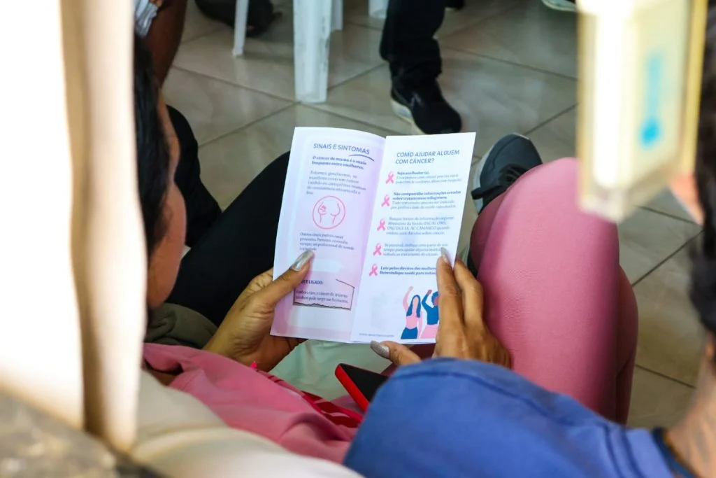 Maricá realiza caminhada pelo Outubro Rosa com assistidos da Casa Abrigo Mumbuca