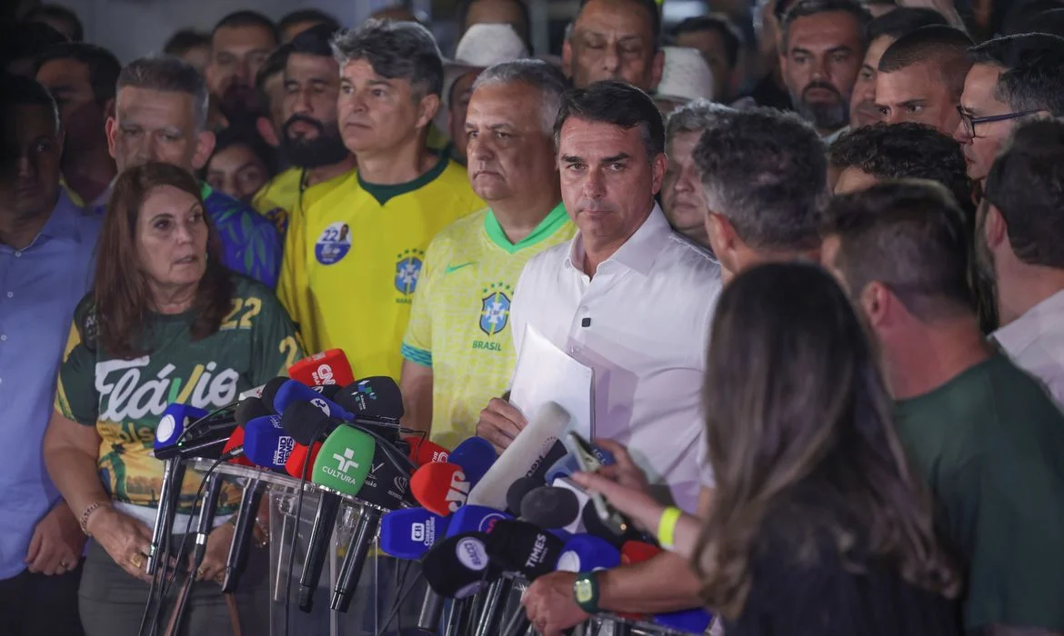 Moraes manda Flávio entregar passaporte e o proíbe de deixar o país