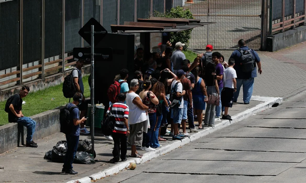 Motoristas de ônibus fazem paralisação na zona sul de São Paulo