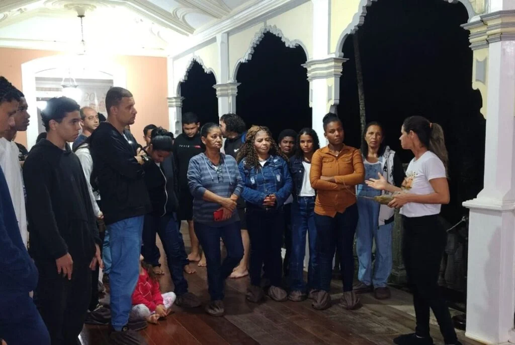 Museu Casa Quissamã realiza primeira visita noturna oficial com alunos da EJA do Colégio Estadual Visconde