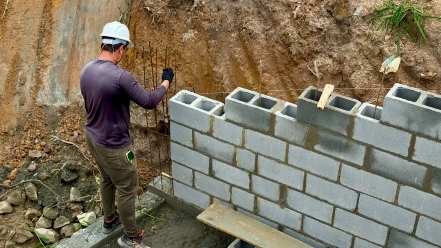 Obra de pontilhão em Sobara avança com instalação de estruturas de contenção em Araruama