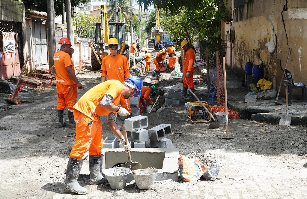 Obras de macro e microdrenagem avançam em Neves