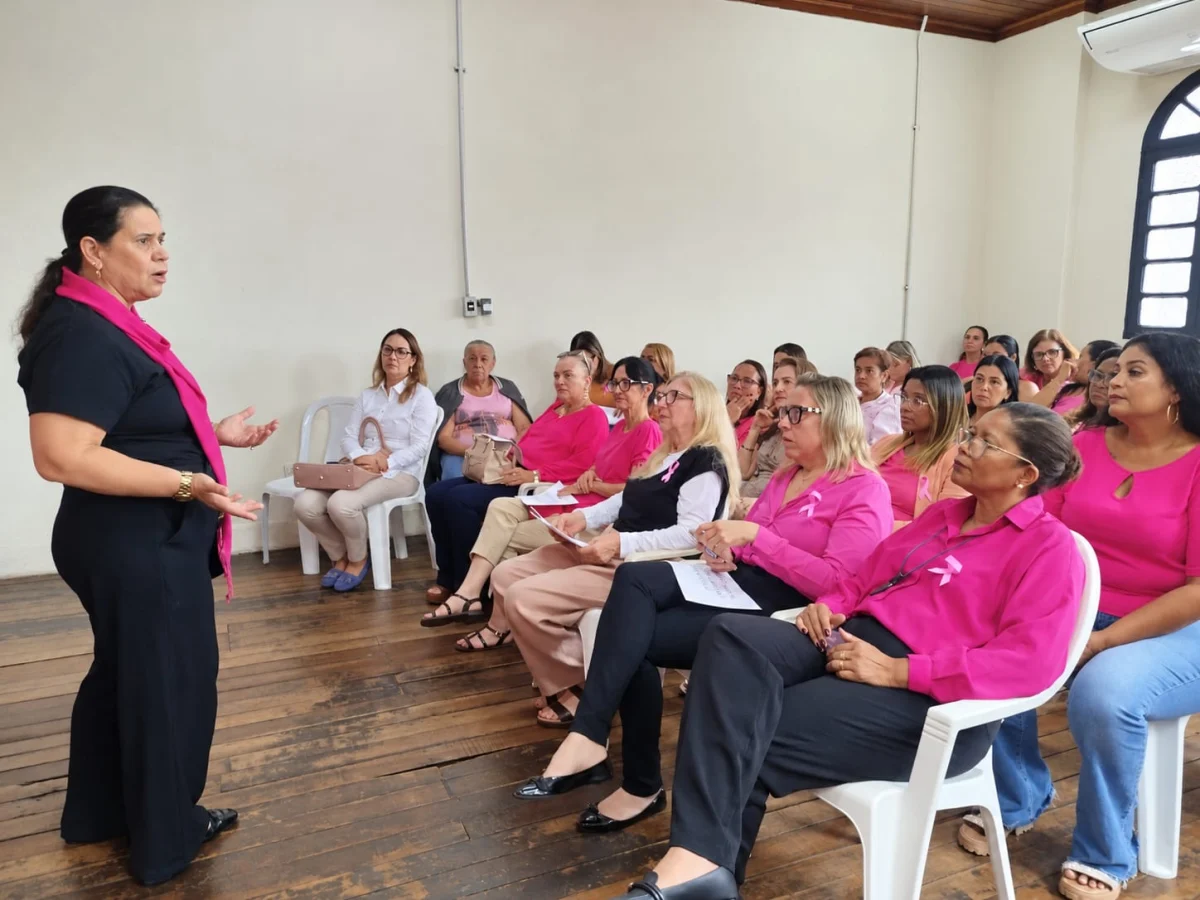 Outubro Rosa: palestra na FMIJ orienta servidoras sobre cuidados com a saúde da mulher