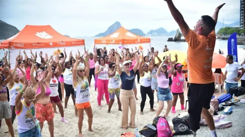 Outubro Rosa reúne mães, avós e filhos em manhã de cuidado, inclusão e prevenção na Praia de Icaraí