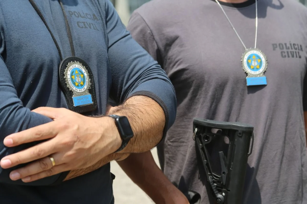 Polícia Civil prende dupla por tráfico de drogas e apreende arma Maricá