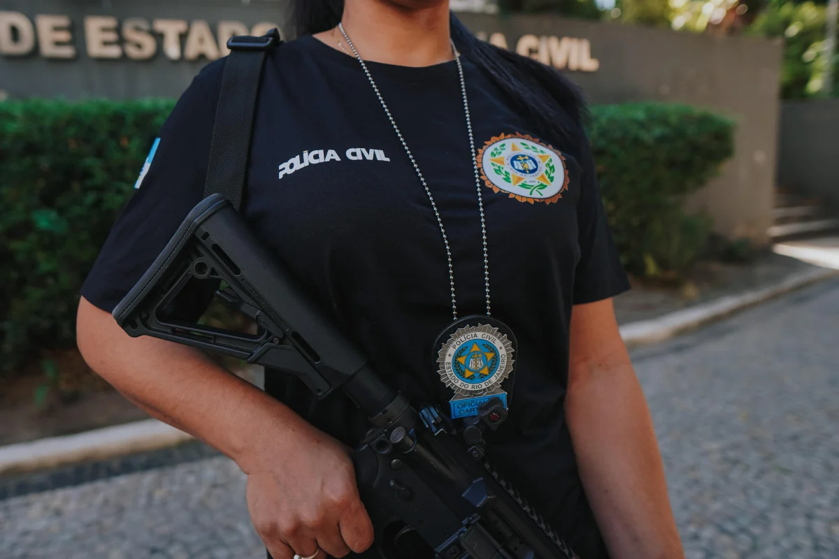Polícia Civil resgata mais de dez cães em canil clandestino na Zona Oeste do Rio