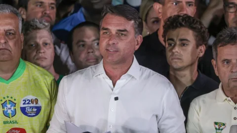 Polícia Federal cancela passaportes de Flávio Bolsonaro