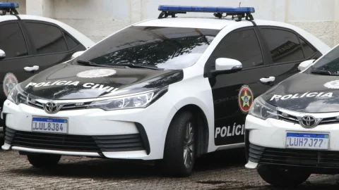 Polícias Civil e Militar realizam operação contra esquema de tráfico de drogas e armas ligado ao Comando Vermelho