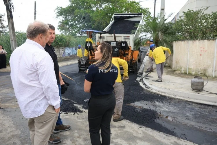 Prefeita Dani Soares acompanha avanço das obras de pavimentação na Rua das Palmas, em Araruama