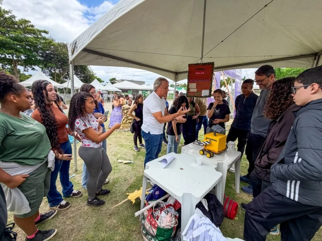 Prefeito Alexandre Martins visita Feira de Ciências na Praça Tia Uia, na Rasa