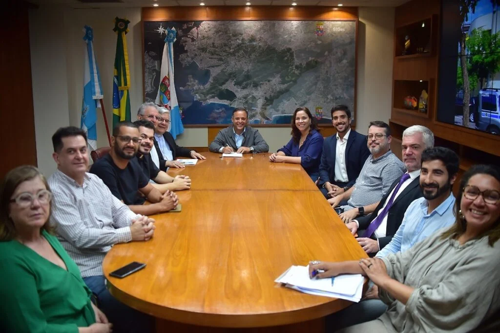 Prefeito Rodrigo Neves assina decreto de desapropriação do Teatro Leopoldo Fróes e anuncia restauração para 2027