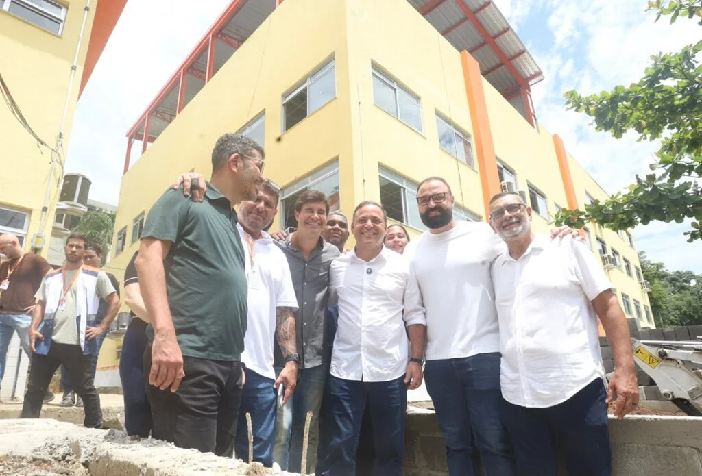 Prefeito Rodrigo Neves visita obras de nova escola municipal no Engenho do Mato