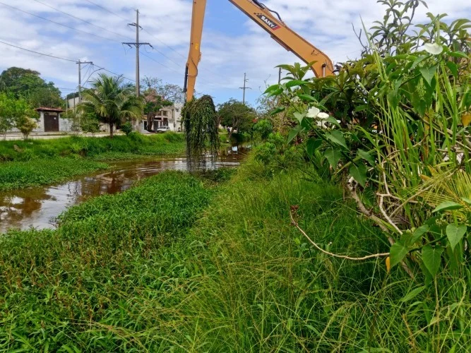 Prefeitura de Araruama realiza limpeza preventiva no Rio do Limão para minimizar riscos de transbordamento