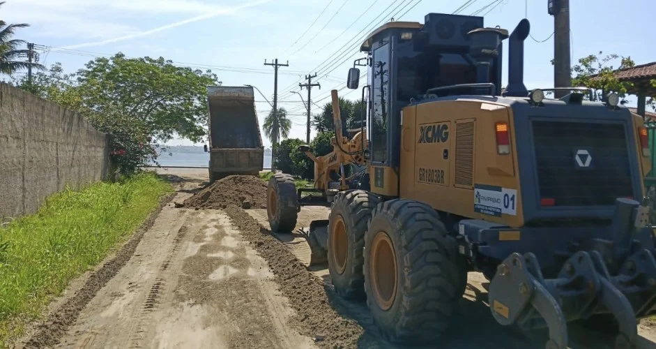 Prefeitura de Araruama realiza patrolamento e coloca basalto nos bairros Novo Horizonte e Pontinha nesta terça-feira