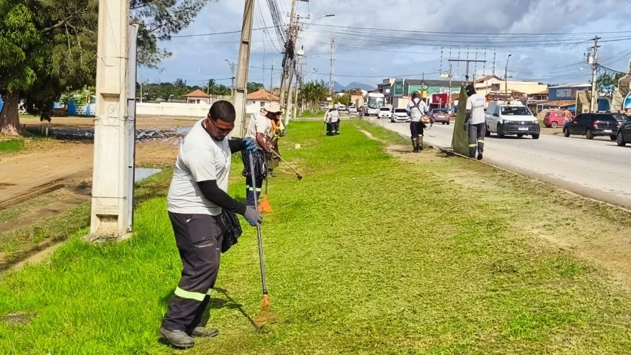Prefeitura de Araruama realiza serviços de roçagem, limpeza e varrição em diferentes pontos do município nesta terça-feira
