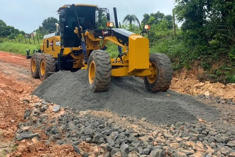 Prefeitura de Araruama recupera trecho da Estrada de Sobradinho, em São Vicente