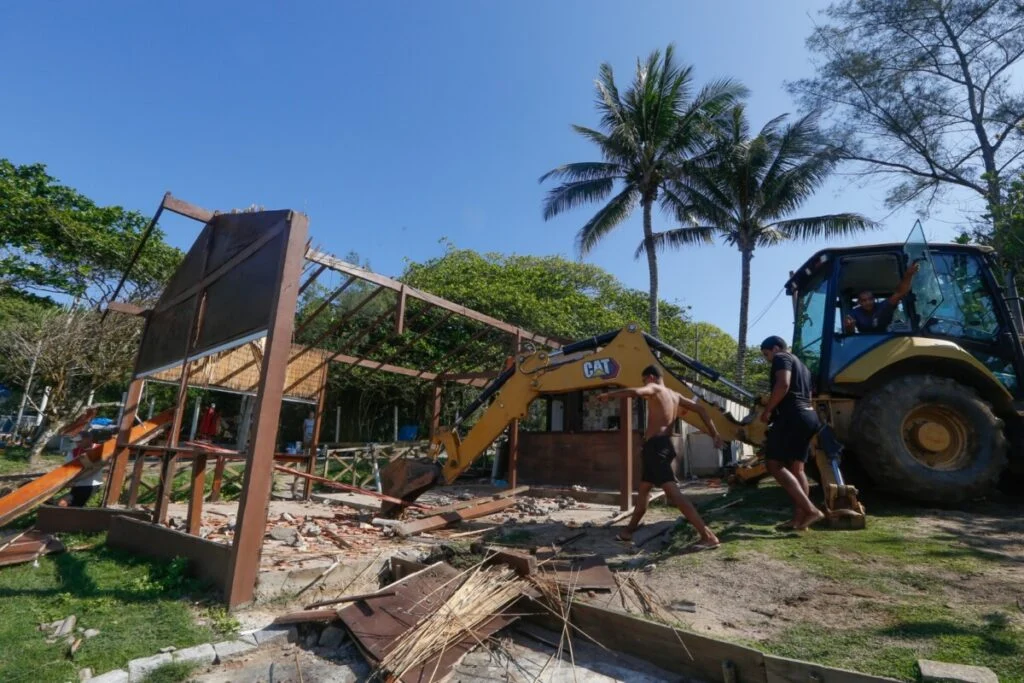Prefeitura de Búzios conclui demolição de estruturas na Praia Brava e prepara recuperação ambiental
