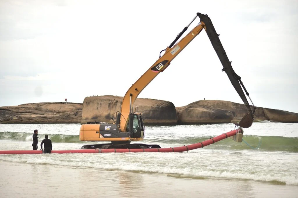 Prefeitura de Niterói começa a instalar mangueiras marítimas que vão levar água do mar à Lagoa de Piratininga