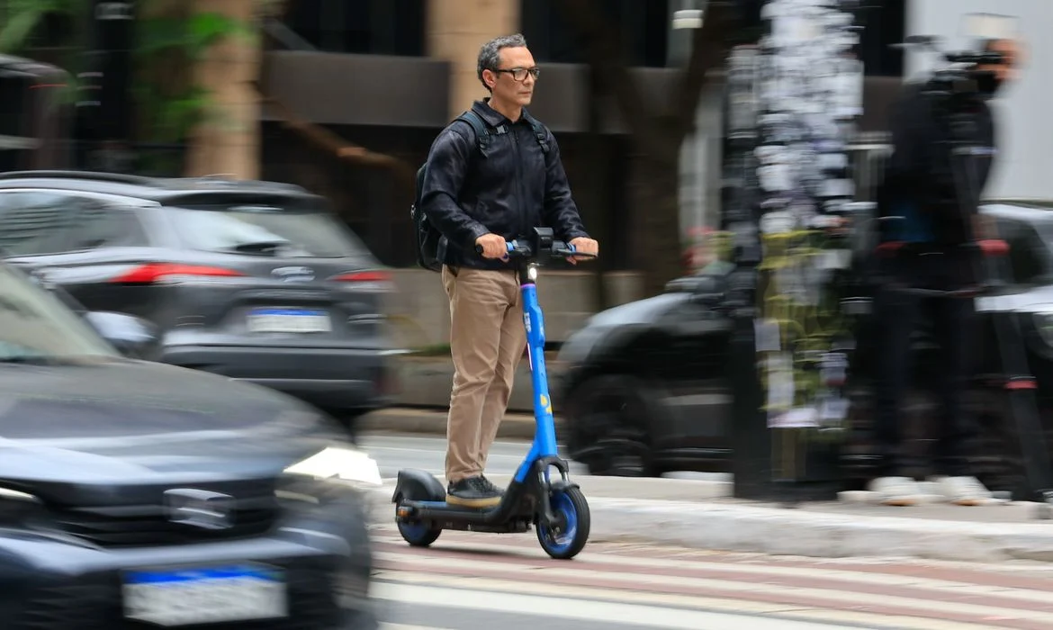 Prefeitura de SP começa a fiscalizar bicicletas e patinetes elétricos