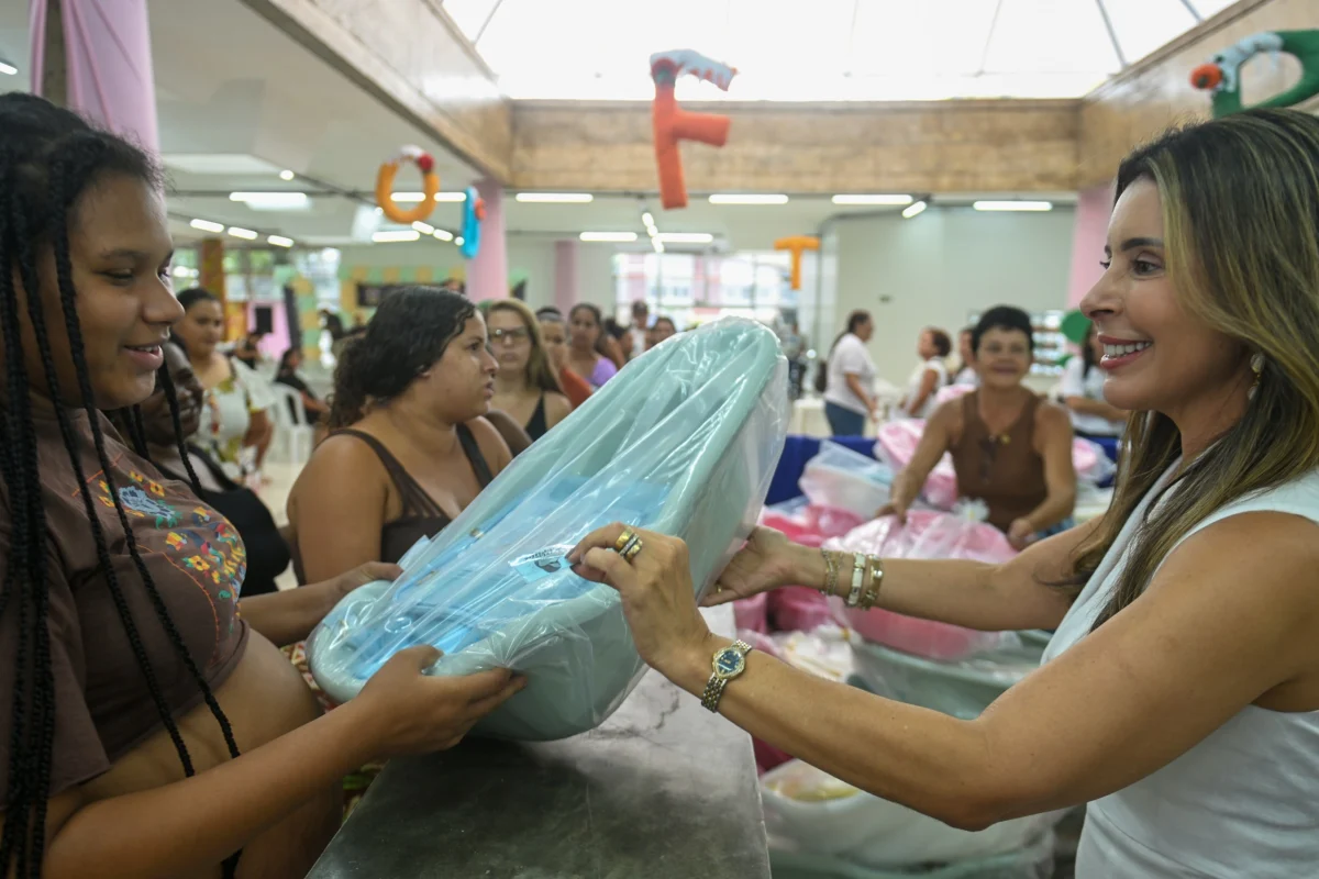 Prefeitura entrega kits do Mãe Coruja em cerimônia no Palácio da Cultura