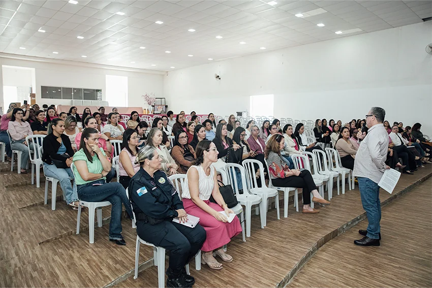 Prefeitura promove ação do "Outubro Rosa" com foco no cuidado e na valorização das servidoras da Educação